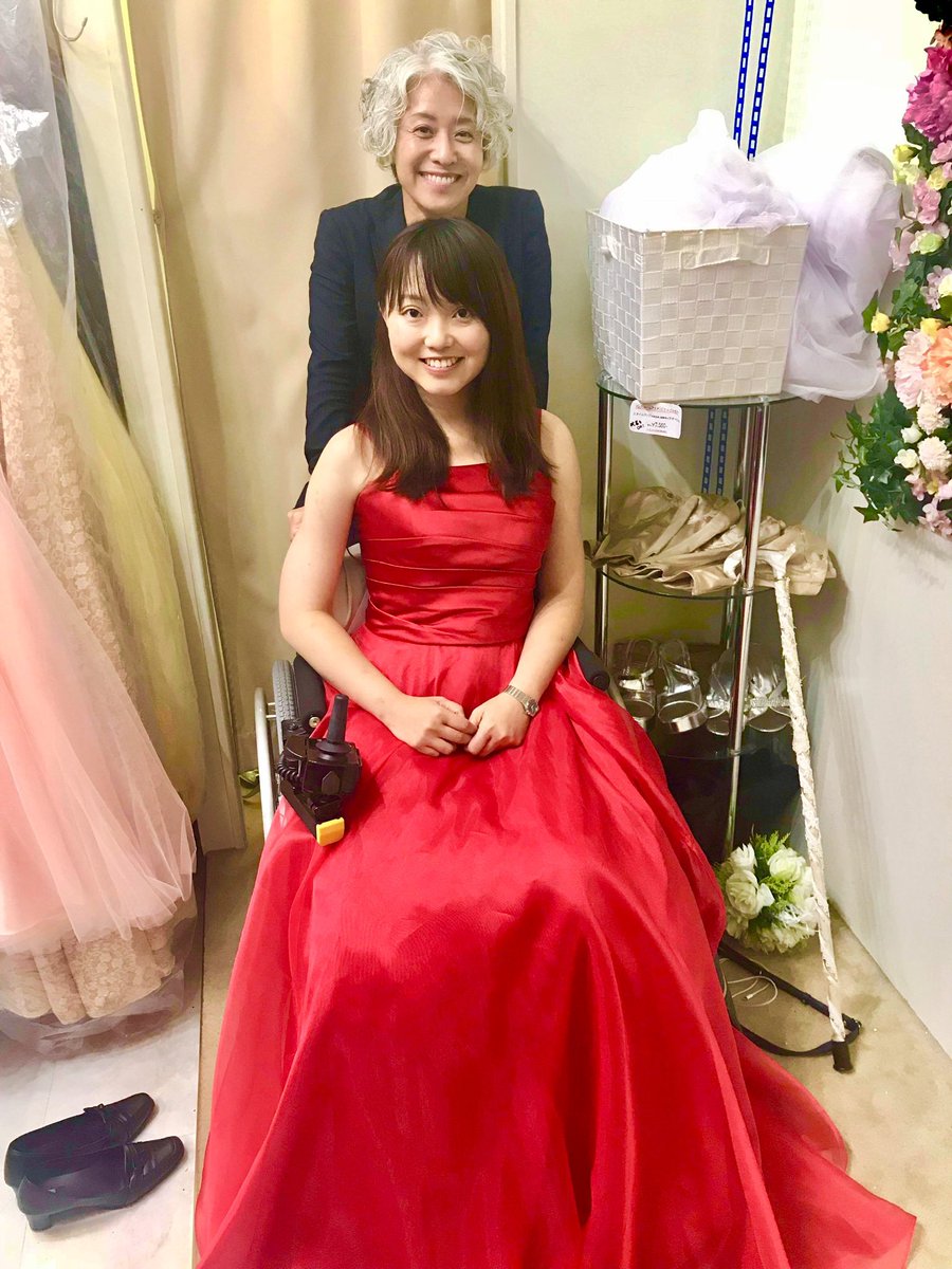 ⚫︎署名と拡散のお願い

小澤綾子という大好きな友人がいる。IBMのSEとしてバリバリ働きながら、CDを出して歌手デビューしたアーティストだ。
彼女は筋ジストロフィーという進行性の難病があり、私が10年前に出逢った頃は杖1本ついて歩いていたが、やがて杖が2本になり、車椅子になった。