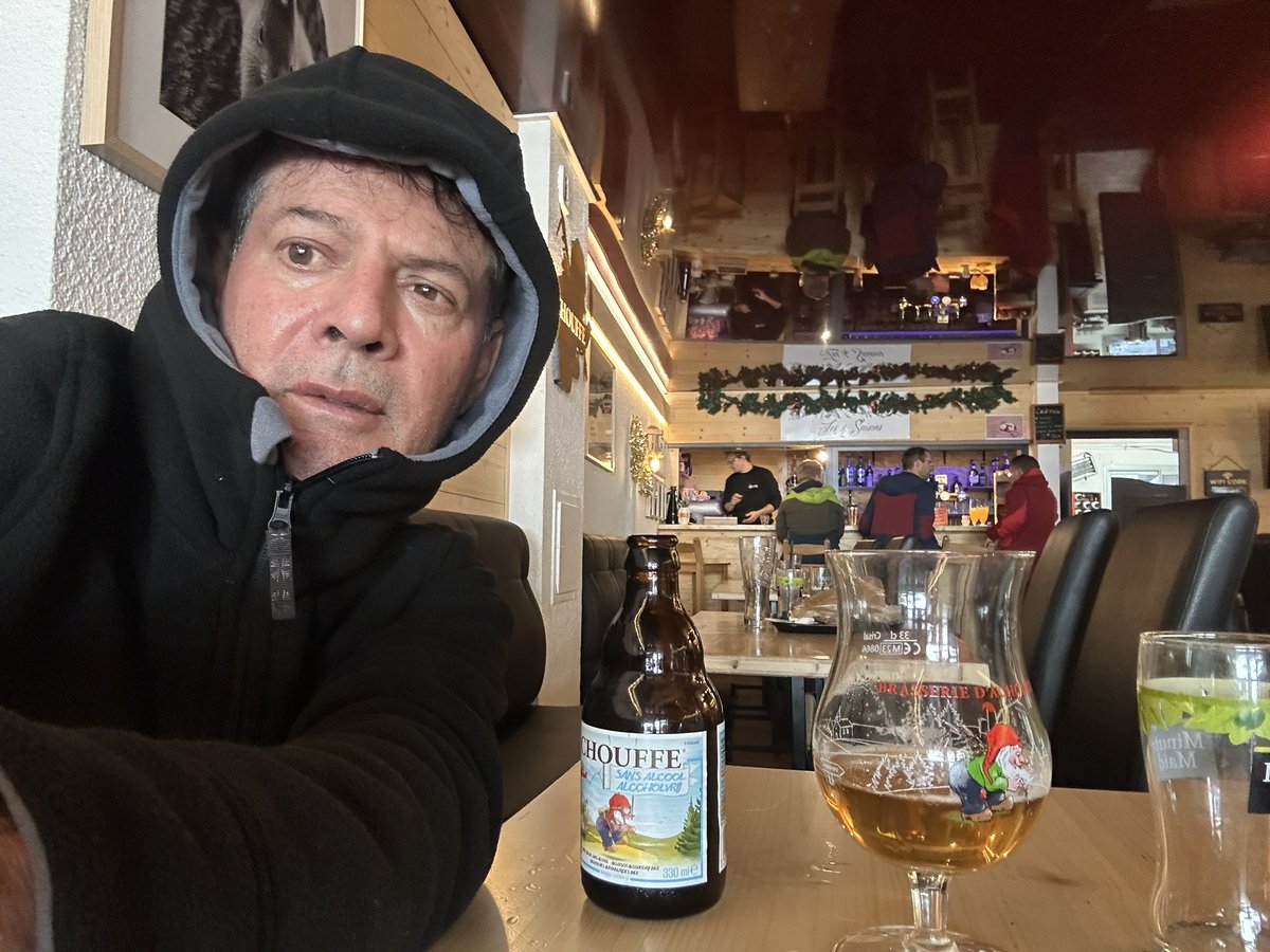 PRIOSSALAZAR's tweet photo. En los Alpes Franceses degustando una cerveza al tiempo https://t.co/eOzpxmaTTH