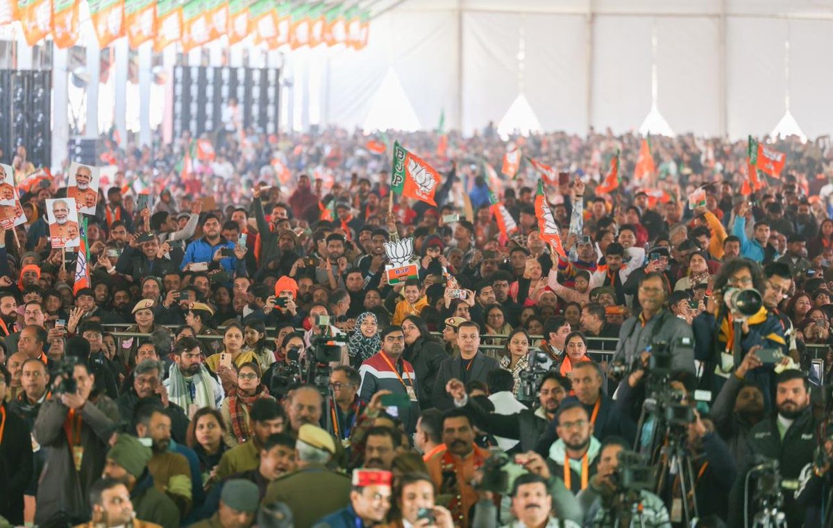 दिल्ली वालों का जिस प्रकार हमें भरपूर आशीर्वाद मिल रहा है, उससे साफ है कि यहां भी कमल खिलने वाला है!