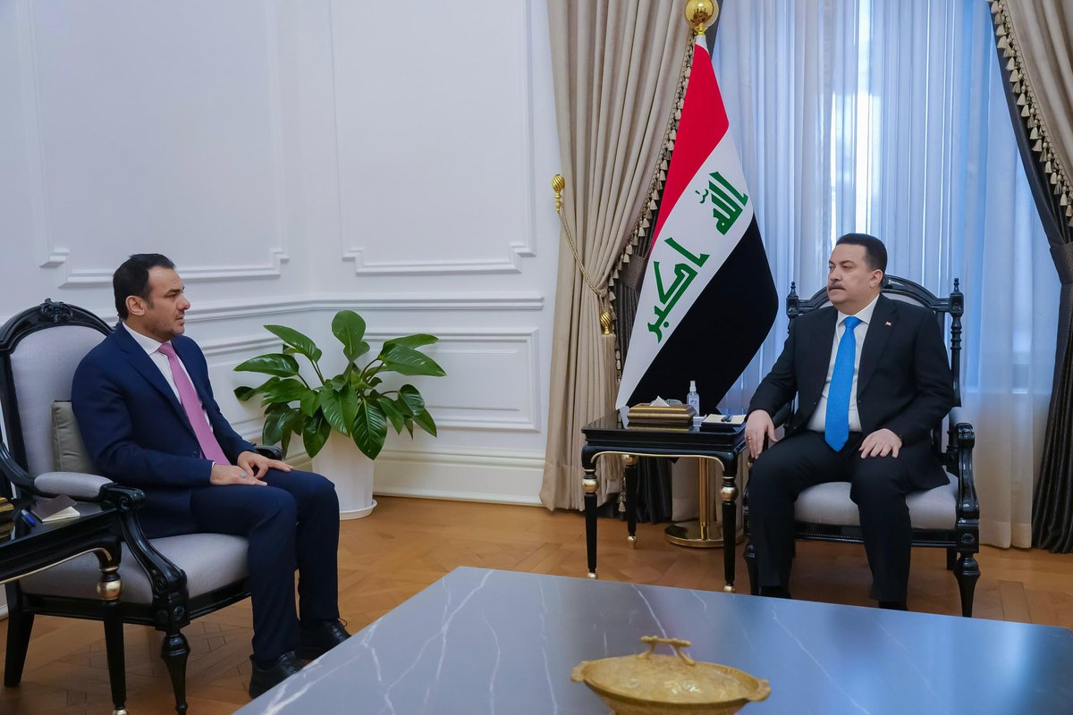 IraqiPMO's tweet photo. رئيس مجلس الوزراء السيد محمد شياع السوداني يؤكد أن مشروع طريق التنمية سيعزز من قوة العراق في المنطقة من الناحية السياسية والاقتصادية، جاء ذلك خلال استقبال سيادته مدير المعهد العراقي للحوار، السيد عباس راضي العامري.
واطلع سيادته، على ما تقوم به اللجنة التنظيمية لحوار بغداد الدولي السابع، الذي ستنطلق فعالياته في 22 – 23 من شباط 2025 تحت شعار "طريق التنمية العراقي.. تحالف المصالح والرهانات الجيوسياسي��"، مشيراً إلى أن اختيار هذا الموضوع يقع ضمن الاهتمام العراقي الكبير بالمشروع، الذي يُعطي البلد دوراً محورياً في النظام الإقليمي كنقطة مهمة للتواصل بين الشرق والغرب.
وعبّر السيد السوداني عن رعايته لهذا التجمع الدولي السنوي الذي تحتضنه العاصمة بغداد، والذي تتم فيه استضافة نخبة من أهمّ صانعي القرار في المنطقة والعالم.