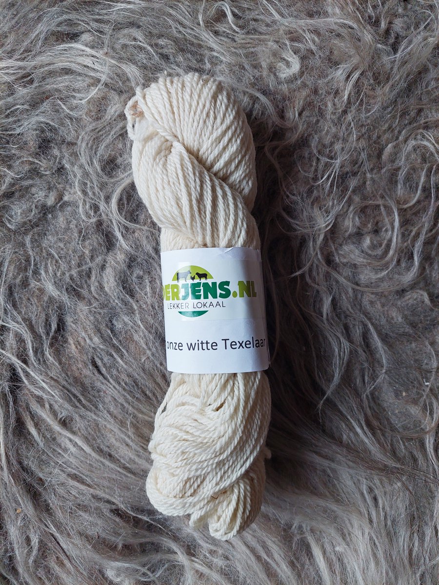 Naast lezen en fotograferen brei ik ook graag - bij voorkeur met natuurlijke materialen. Nu kwam ik op #Texel de wol van Boer Jens tegen: blauwe en witte texelaar van zijn eigen schapen. Van beide natuurlijk een streng gekocht! Nu kijken wat daarvan te maken. #wol #kooplokaal