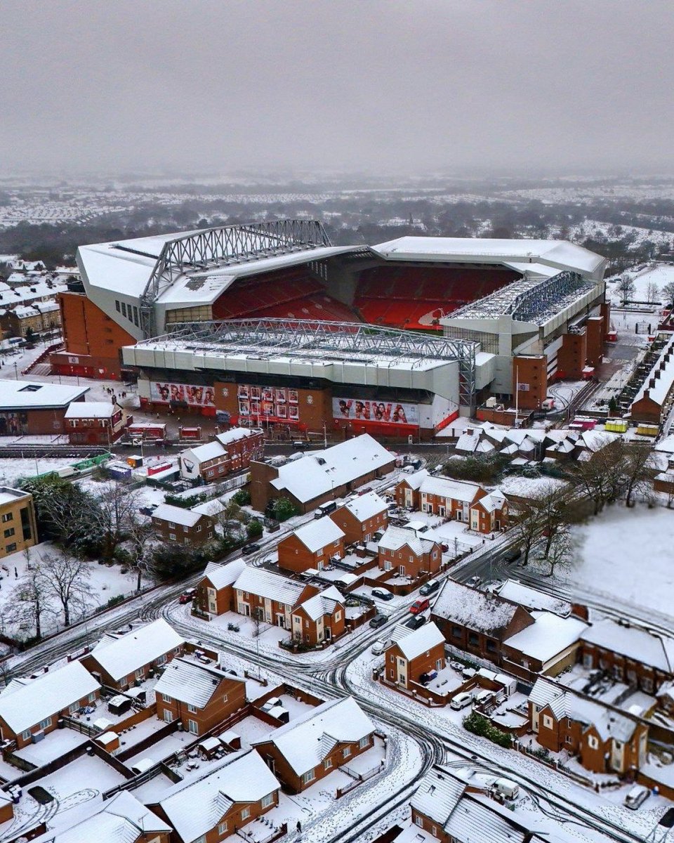 Anfield acordou com neve.