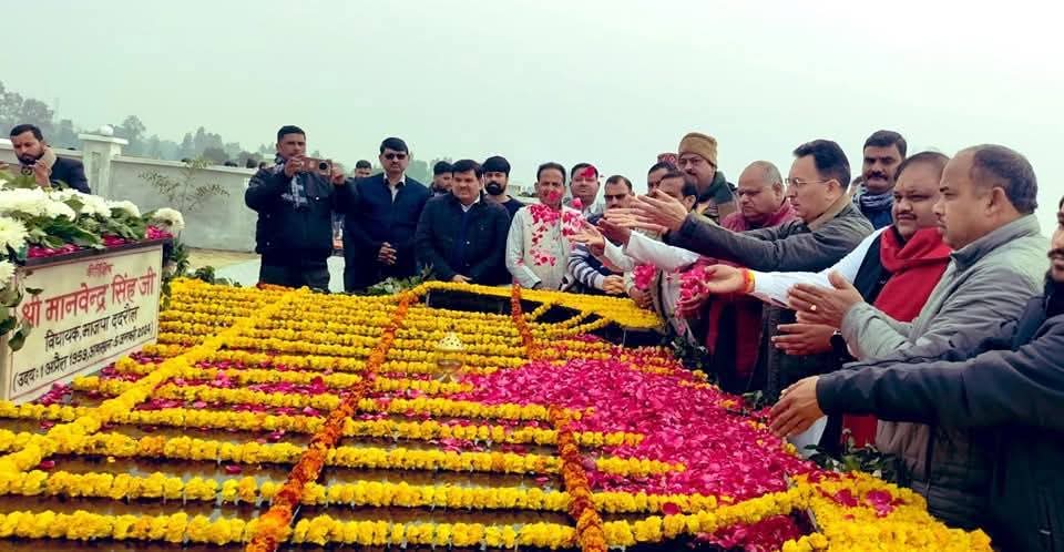 ArvindSingh0136's tweet photo. पूज्य पिता जी कीर्तिशेष श्री मानवेंद्र सिंह विधायक भाजपा 136 ददरौल को प्रथम पुण्यतिथि पर भावपूर्ण एवं विनम्र श्रद्धांजलि.....
@ArvindSingh0136 https://t.co/YFNNdnqVV2