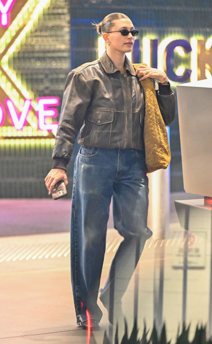 hbbrmidias's tweet image. Hailey e Justin Bieber foram vistos deixando um boliche em Beverly Hills, Califórnia. (04 de janeiro)