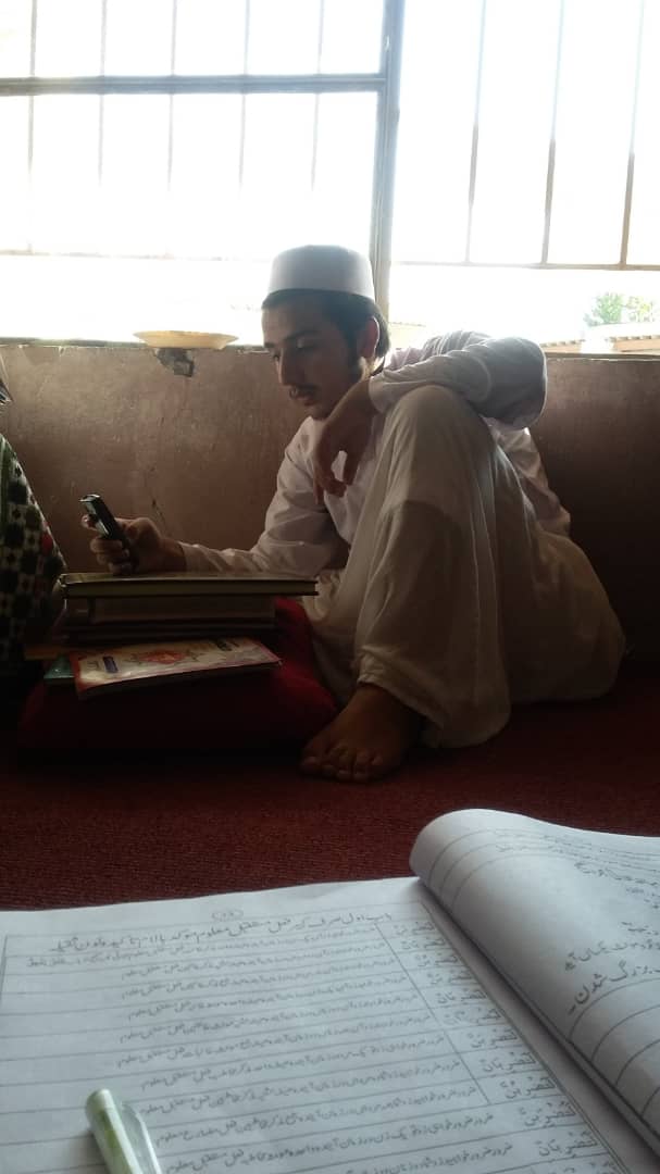 mdmnwr45443132's tweet photo. فکر به مو کولو چې له مدرسې بهر آزادي ده خو نه وو خبر چې همدا باچاهي ده.

لاس کې مې ښکارېدونکی موبايل د فکري جګړې وسله وه که څه هم زړه وه، خو هغه مهال مو يوه سپېڅلې جذبه وه.
#احمد_منصور https://t.co/dfbDlwa3Bw