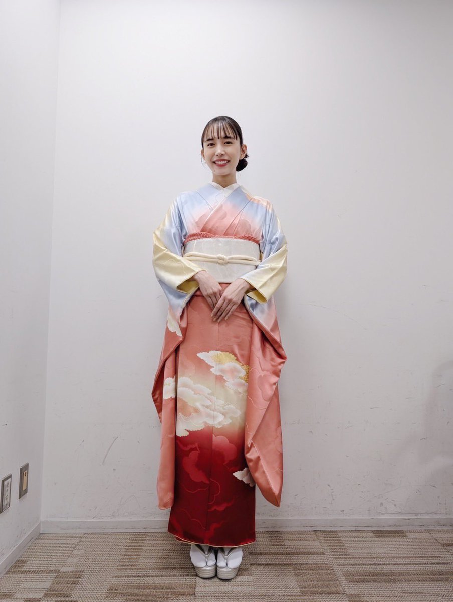 renacnatta's tweet photo. 【衣装提供】
元旦に放送された「上田と女が吠える夜 SP」にて、井桁弘恵さんにレナクナッタの振袖をお召しいただきました。シンプルながらもモードで洗練された小物を合わせていただき、非常にお似合いでした。
心より感謝申し上げます。

#上田と女が吠える夜
#井桁弘恵 さん
#振袖 https://t.co/HtvvgHtATI