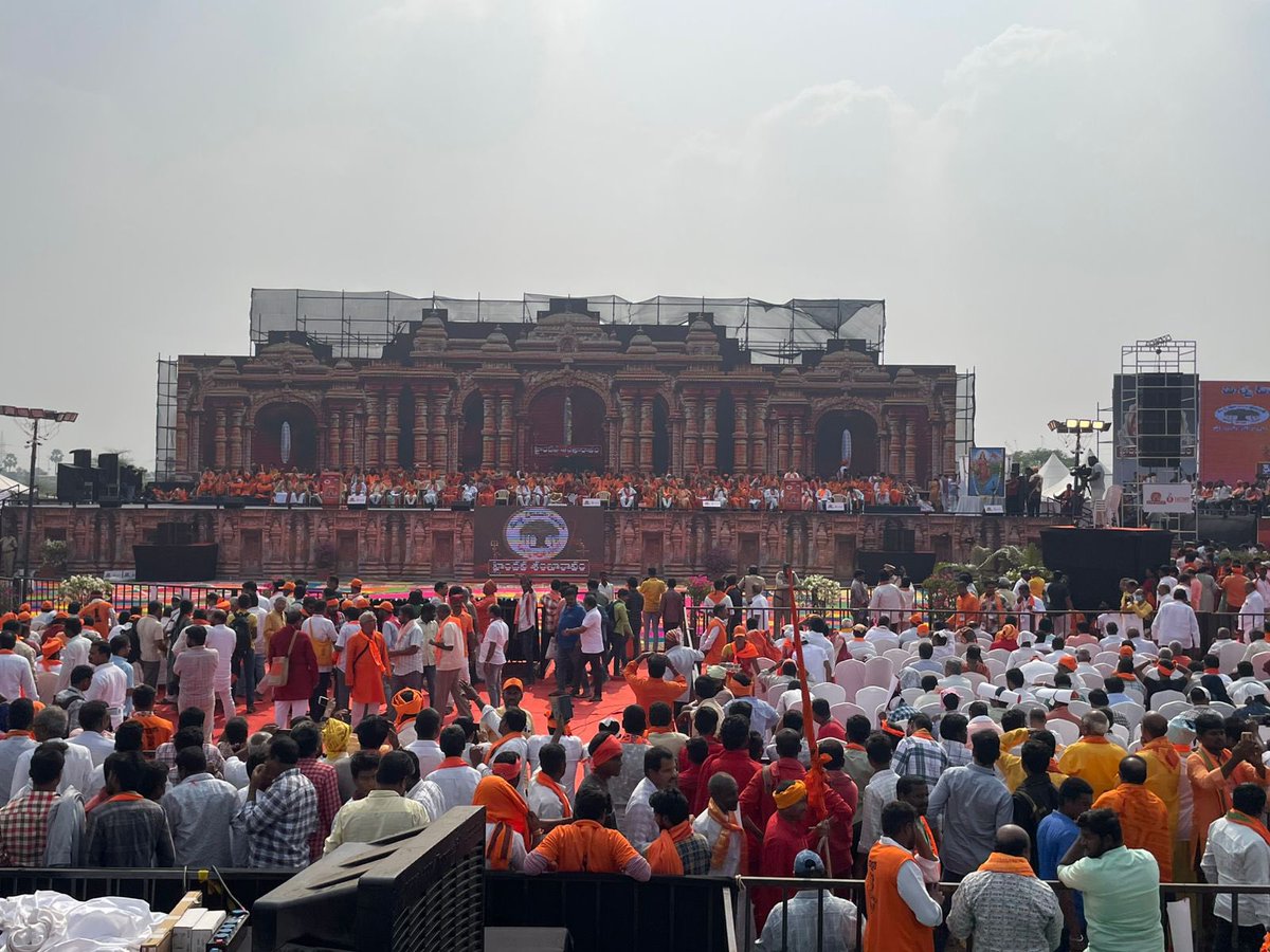 iRakeshPanday's tweet photo. पूर्व काल में मंदिर से राजा जब बाहर निकलता था तो यह सुनिश्चित करता था की मंदिर की मिट्टी का एक कण भी उसके साथ ना जाए, लेकिन आज सरकार मंदिर का पैसा चुरा रही है :@AlokKumarLIVE 

 #HaindavaSankharavam https://t.co/4E37LREzhb