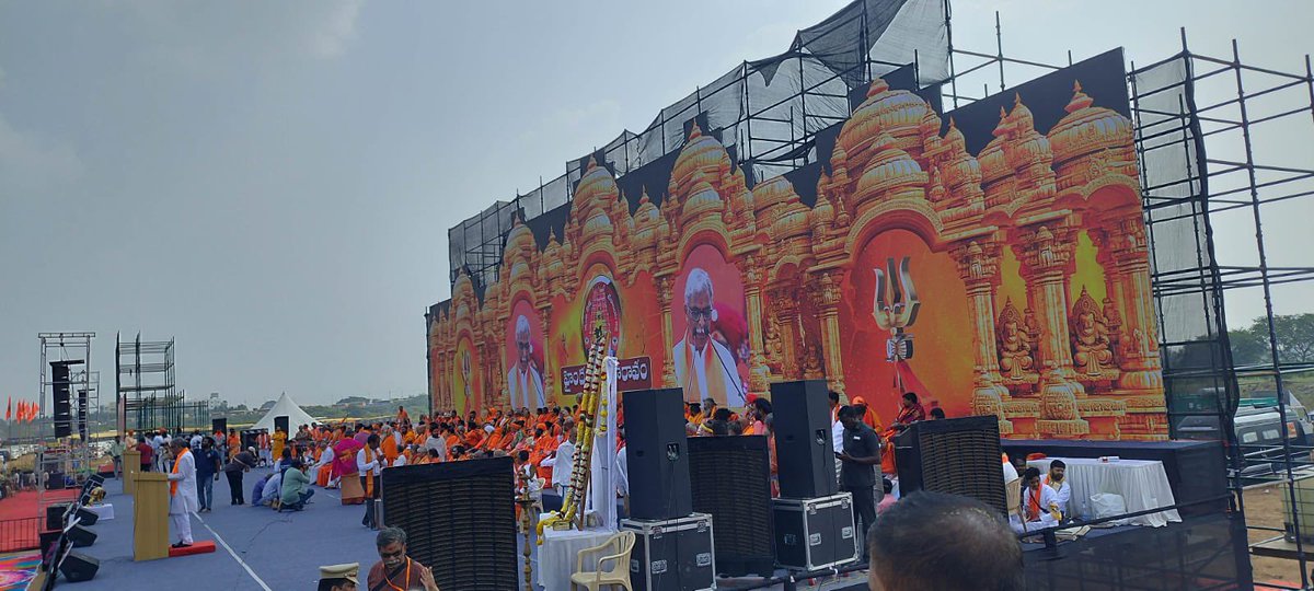 iRakeshPanday's tweet photo. पूर्व काल में मंदिर से राजा जब बाहर निकलता था तो यह सुनिश्चित करता था की मंदिर की मिट्टी का एक कण भी उसके साथ ना जाए, लेकिन आज सरकार मंदिर का पैसा चुरा रही है :@AlokKumarLIVE 

 #HaindavaSankharavam https://t.co/4E37LREzhb