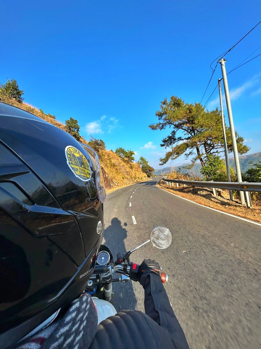 jasholankar's tweet photo. 1 pm: Tarmac whizzing by 5 inches below my foot and trusting the deviating consciousness. In the valley, the sky is still limited by different states of thought, settling on living in the windy and lively frame instead of being a passive observer. 
#RoyalEnfield https://t.co/hzE5sdq2Lb