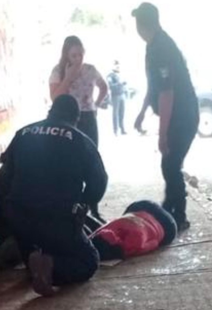 amarilloalarcon's tweet photo. 🟣 #NotaDestacada
Funcionaria de @FGRMexico es ejecutada a balazos
en bajo puente
de la autopista
México-Pachuca
en Col. Nuevo Laredo en #Ecatepec #EdoMex
Raquel Acosta Padilla, su madre resultó lesionada
@FiscaliaEdomex ya investiga el feminicidio🟣 https://t.co/GNw6jaynb9