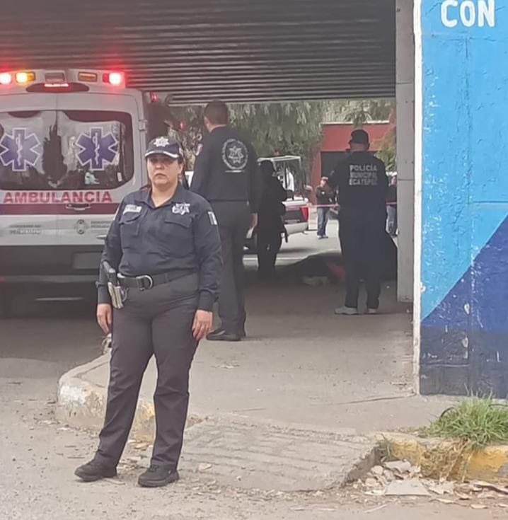 amarilloalarcon's tweet photo. 🟣 #NotaDestacada
Funcionaria de @FGRMexico es ejecutada a balazos
en bajo puente
de la autopista
México-Pachuca
en Col. Nuevo Laredo en #Ecatepec #EdoMex
Raquel Acosta Padilla, su madre resultó lesionada
@FiscaliaEdomex ya investiga el feminicidio🟣 https://t.co/GNw6jaynb9