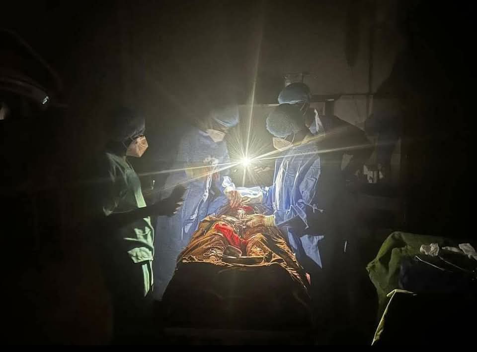 DrAlbaider's tweet photo. If I were not a Sudanese doctor, I would have wished to be one. Performing the most difficult operations in the most exceptional circumstances... It is a source of pride and deserves thanks from God. https://t.co/6sEPzVfspg