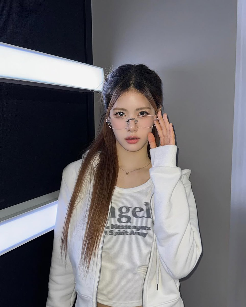 raheepics's tweet photo. rahee with glasses saved my life 🫠

#김라희 #KIMRAHEE #하이헷 #HIHAT https://t.co/uZZx2DMbJP
