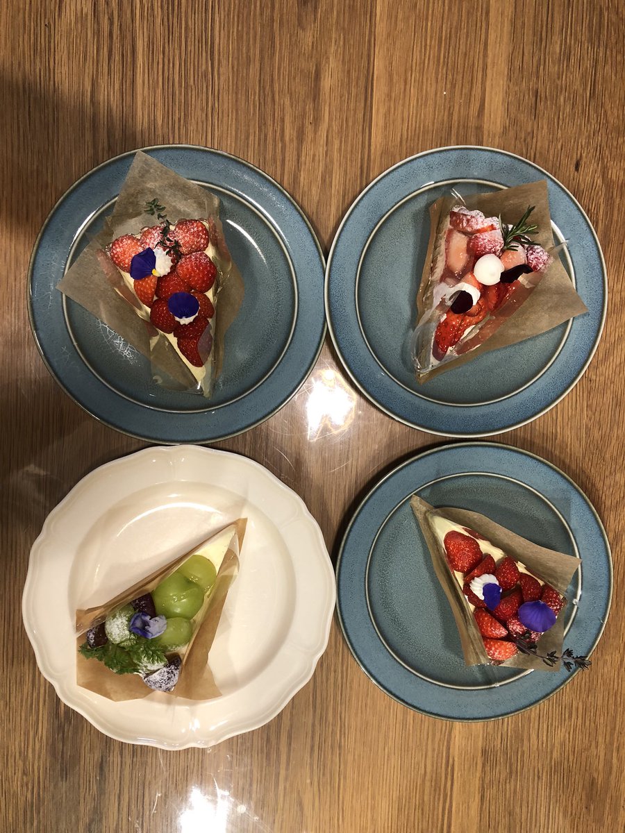nagonoki's tweet photo. ご近所さんシリーズ
#biquette さん
那ご乃樹から徒歩2分
エントランスからワクワクさせるお店
めちゃくちゃキレイでおいしくて個性的なタルト
娘の誕生日と、クリスマスと、忘年会と、新年会兼ねての我が家のパーティーで美味しくいただきました。 https://t.co/tK2erkM1Hs