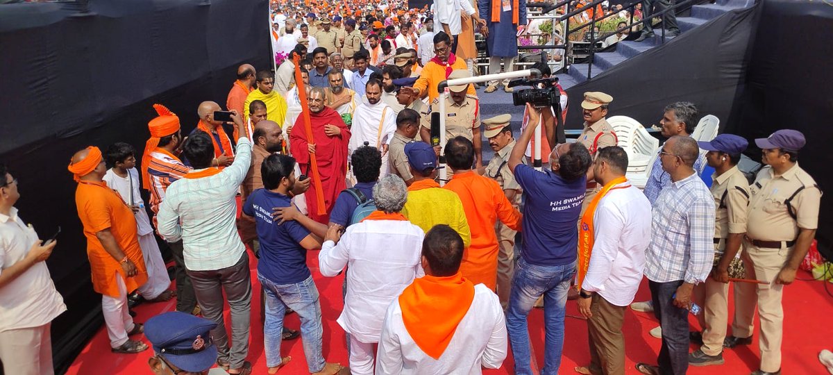 IMukesh_Tiwari's tweet photo. #HaindavaSankharavam

मंदिर सरकार के अधीन काम करने वाली सम्पत्ति नहीं है! हिन्दू संगठन मंदिर को सरकारी कब्जे से दूर रखने की मांग करता है! https://t.co/twrrXFPcxE