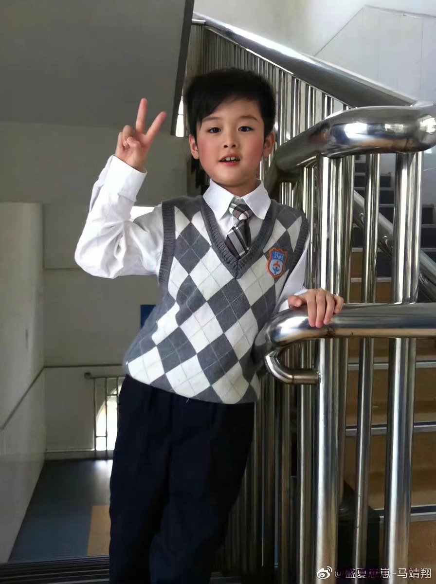 옷 왤케 익숙하지 했는데 마징시앙 초등학교 교복이랑 똑같음