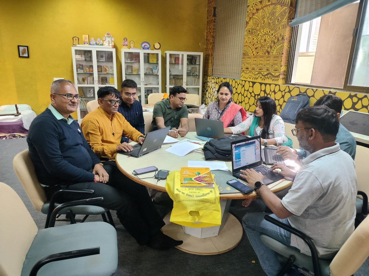 Bhaveshpandya16's tweet photo. Teachers training Module માટે #SRG મિત્રો સાથે. પર્યાવરણ વિષય સંદર્ભે પૂર્ણાહુતિ તરફ.
#GCERT
@kuberdindor
@prafulpbjp https://t.co/M1diYyuBGF