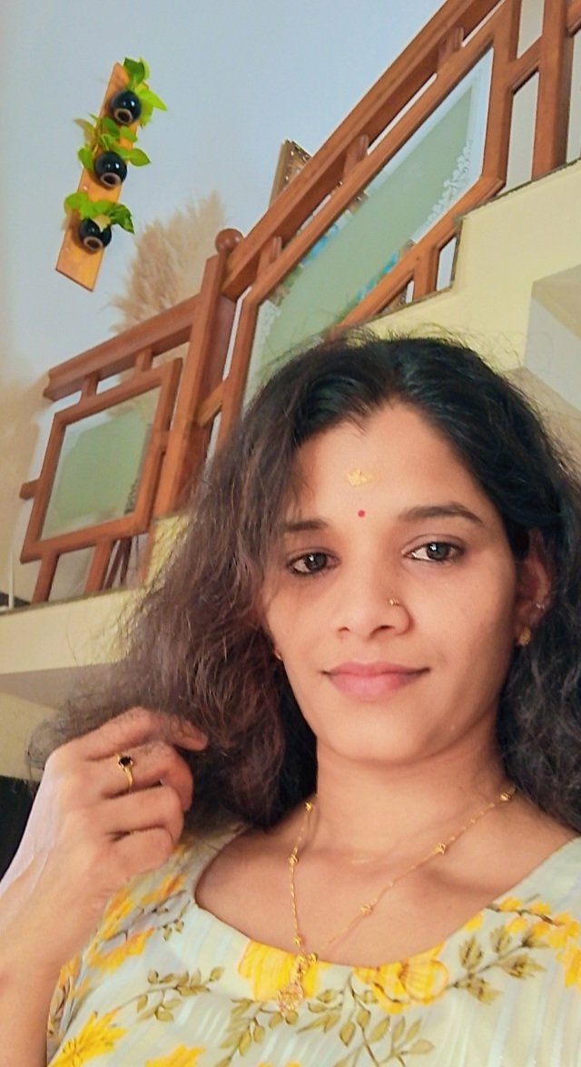മോഹിച്ചതൊക്കെ സ്വന്തമാക്കണമെന്ന് പണ്ട് തൊട്ടേ വാശിയാണ്....സ്വന്തമാക്കിയതിനെ വിട്ട് കൊടുക്കില്ലെന്നും വാശിയാണ്....ഓരോ ഭ്രാന്തുകൾ....#തൂലിക
