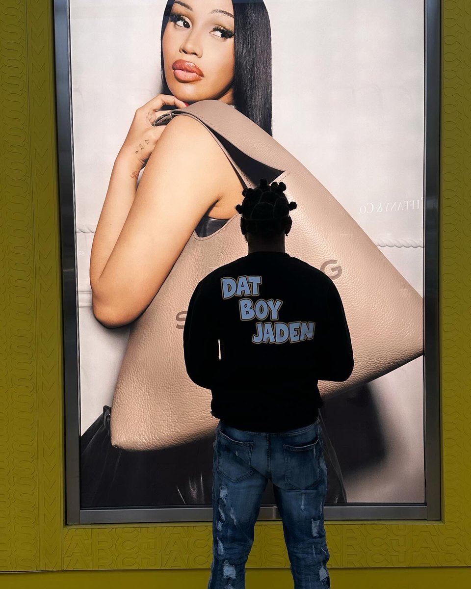 DatBoyJadenn's tweet photo. DatBoyJaden takes over Vegas and it’s treating me right fr! I had to take some flicks by my fav Cardi at Marc Jacobs 😮💨💙
#DatBoyJaden #LasVegas #Vegas #CardiB https://t.co/CPUIeOOwNw