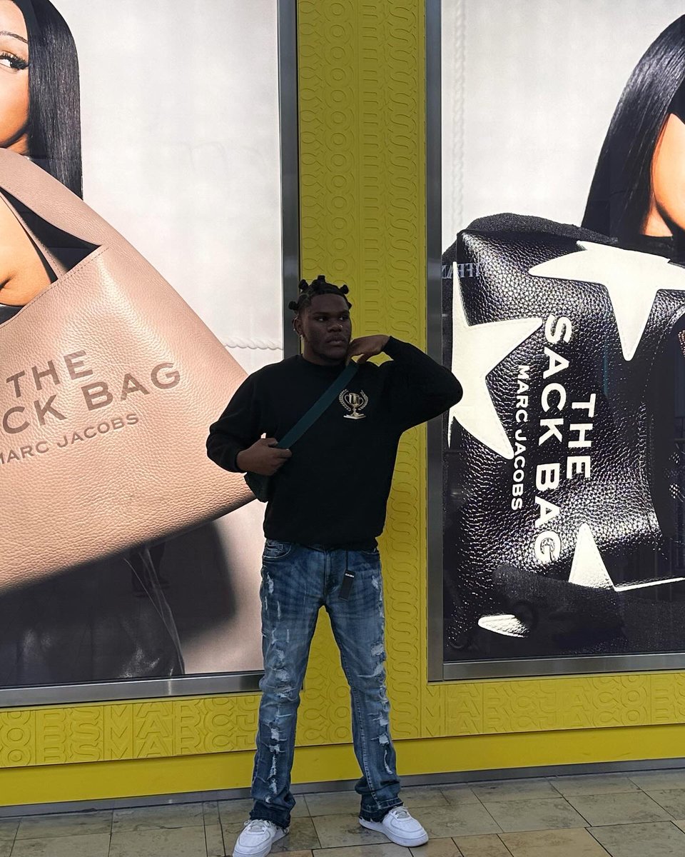 DatBoyJadenn's tweet photo. DatBoyJaden takes over Vegas and it’s treating me right fr! I had to take some flicks by my fav Cardi at Marc Jacobs 😮💨💙
#DatBoyJaden #LasVegas #Vegas #CardiB https://t.co/CPUIeOOwNw