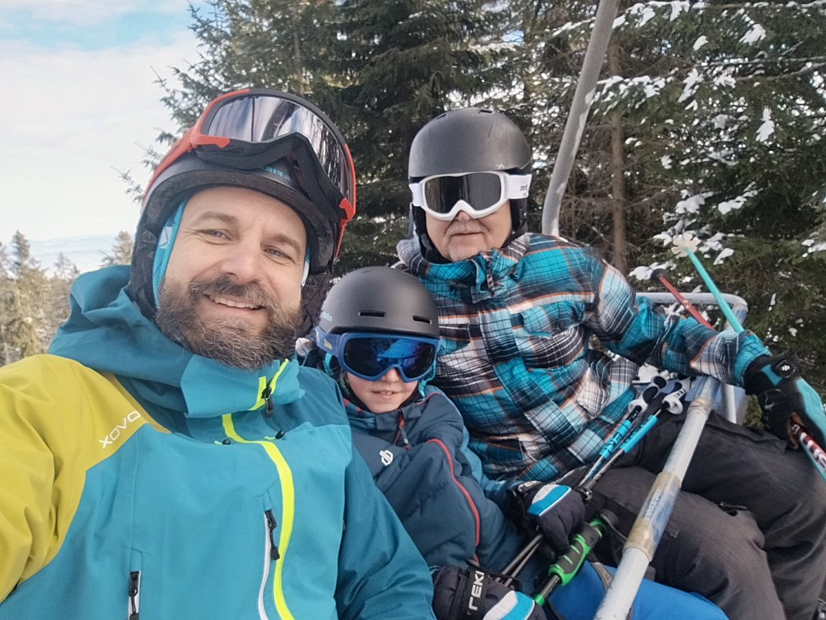 svetskigigacar's tweet photo. Tri generacija nastale na švercu na Pančiću, bacanju ski pasa u limenci i hvatanju praznog tanjira, zašto da se krije. #skifamily https://t.co/1FikrJZDmE