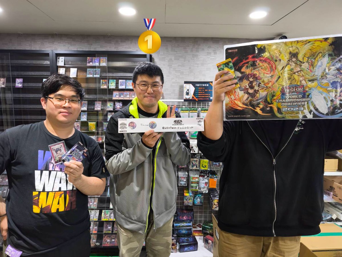 WithCat_TCG's tweet photo. 🏆本週店家賽冠軍：吳翊誠 - 碼麗絲🏆

📊四強牌型：
冠軍：#吳翊誠 - 瑪麗絲
亞軍：#宋易傑 - 雷熱渦爐影依
季軍：#李昶宏 - 海皇水精鱗
殿軍：#黃郁書 - 刻魔天琴

#マリス
#參賽人數20人
#遊戲王 
#yugioh https://t.co/h4qJSuZF9d