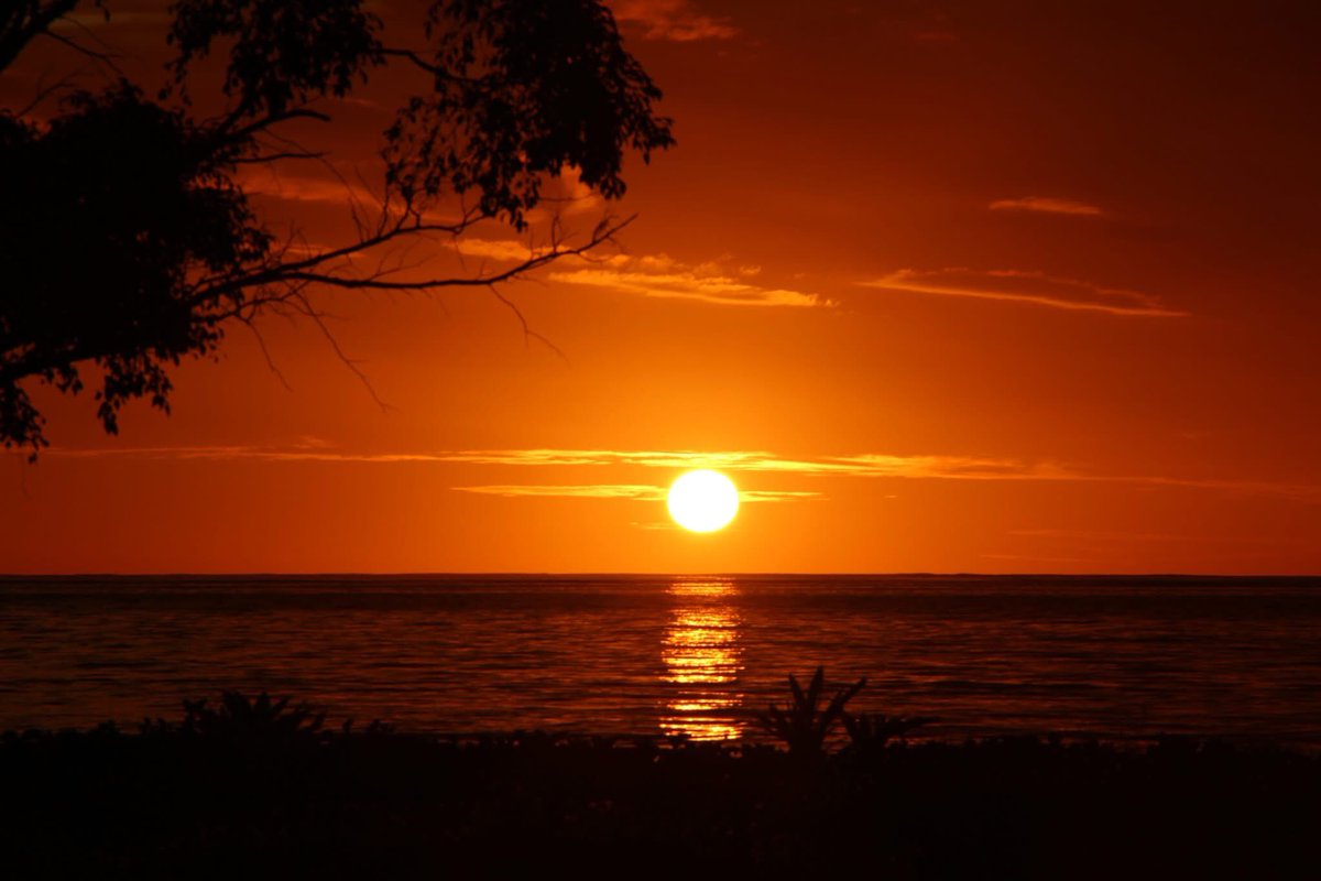 _auntyang's tweet photo. My niece went to the village for holidays and she came back with this pictures😍🌅
#matuku#yaroi#lau#fjsunset https://t.co/iBl6TiExlC