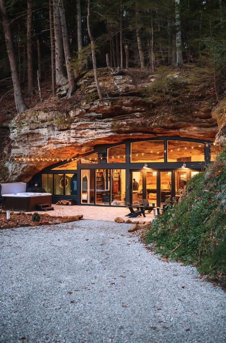 georgenjoroge_'s tweet photo. This is the story of how a hidden cave become the most exclusive Airbnb in the world its redefined luxury. It’s fully booked for all of 2025 and most of 2026, it’s ONLY had only ONE vacant night since opening. How? 

Let me tell you… 🧵 https://t.co/Xr6ahXTYZP