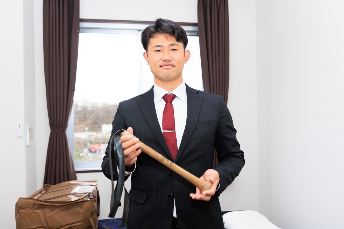 新人選手が持ってきたものをご紹介‼️💁🏻‍♂️

#江原雅裕 選手✨
折れたバットを再利用して作った
シャドーピッチング用の棒⚾️

「社会人チームのコーチと作ったもので、
これを使った練習でフォームを作り上げ
成長することができた🔥」

#RakutenEagles #ドラフト会議2024