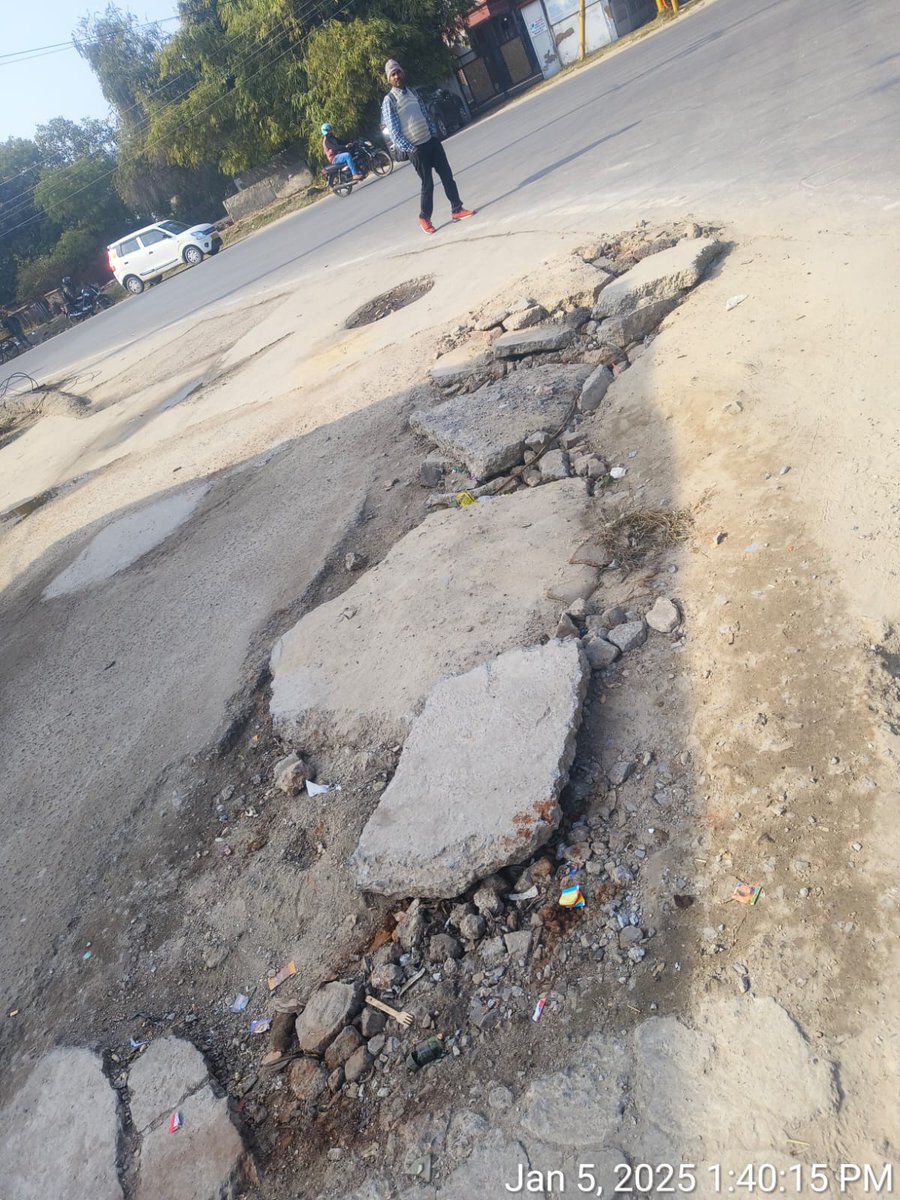 RAJESh231194's tweet photo. @noida_authority @CeoNoida @traffic police महोदय सेक्टर 37 vending zone के पास यहां पर पानी का पाइप जुलाई महीने में फट गया था जो अभी तक इस रोड का मरम्मत का काम नहीं हुआ है बीच रोड का है यहां एक्सीडेंट का खतरा बना रहता है महोदय इस पर ध्यान दिया जाए https://t.co/zxwtVgbGah