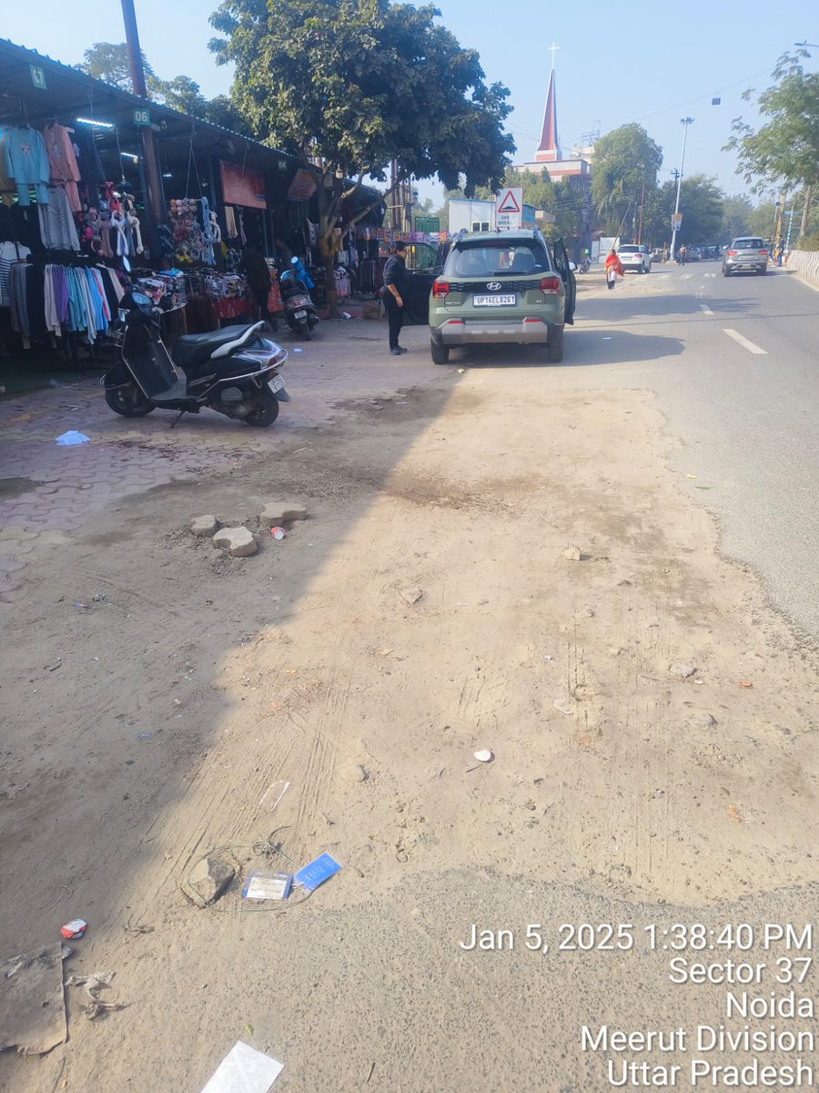 RAJESh231194's tweet photo. @noida_authority @CeoNoida @traffic police महोदय सेक्टर 37 vending zone के पास यहां पर पानी का पाइप जुलाई महीने में फट गया था जो अभी तक इस रोड का मरम्मत का काम नहीं हुआ है बीच रोड का है यहां एक्सीडेंट का खतरा बना रहता है महोदय इस पर ध्यान दिया जाए https://t.co/zxwtVgbGah