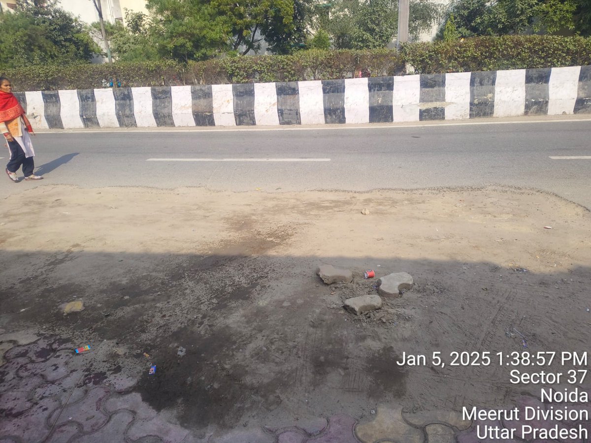 RAJESh231194's tweet photo. @noida_authority @CeoNoida @traffic police महोदय सेक्टर 37 vending zone के पास यहां पर पानी का पाइप जुलाई महीने में फट गया था जो अभी तक इस रोड का मरम्मत का काम नहीं हुआ है बीच रोड का है यहां एक्सीडेंट का खतरा बना रहता है महोदय इस पर ध्यान दिया जाए https://t.co/zxwtVgbGah