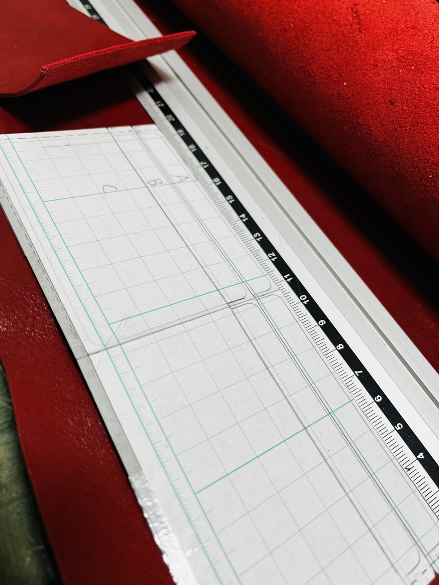 ばんっくま！ฅ(・ω・ฅ)
冬休みもラスト！今日は革裁断。
明日から仕事の合間見てちょこちょこ進めていこう〜٩( 'ω' )و