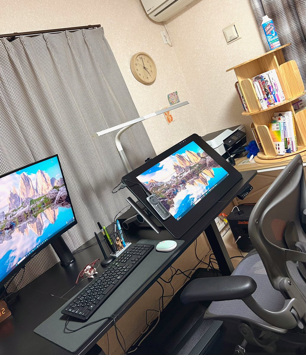 昇降デスクにしたりと作業環境をがっつり
変えまして、トラブルおきまくりの大移動で苦戦しましたがなんとか…なりました…✌️今年も仕事がんばるぞ 