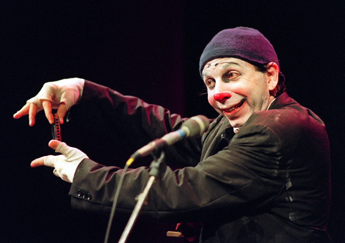 sceneweb's tweet photo. [hommage] La mort d’Howard Buten, le clown Buffo https://t.co/V9G7kBHRAd Avec son visage blanc, son nez rouge, ses mitaines et ses longues chaussures noires, le clown Buffo était reconnaissable entre mille. En 1987, sa carrière débute en Europe. Buffo est révélé à Paris au @TheatreRanelagh.