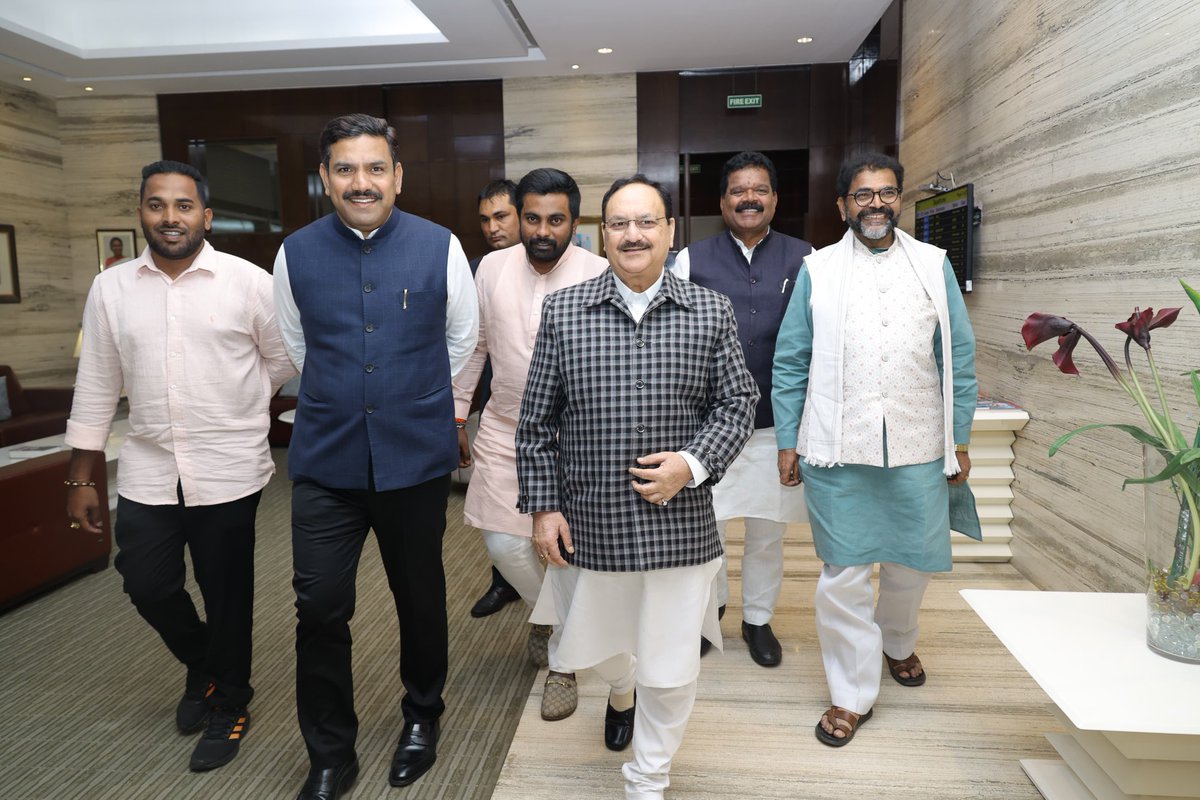 Sharath0055's tweet photo. ಬೆಂಗಳೂರಿಗೆ ಆಗಮಿಸಿದ ಭಾರತೀಯ ಜನತಾ ಪಾರ್ಟಿಯ ರಾಷ್ಟ್ರೀಯ ಅಧ್ಯಕ್ಷರಾದ ಶ್ರೀ ಜೆ.ಪಿ.ನಡ್ಡ ರವರನ್ನು ಕೆಂಪೇಗೌಡ ಅಂತರರಾಷ್ಟ್ರೀಯ ವಿಮಾನ ನಿಲ್ದಾಣದಲ್ಲಿ ಸ್ವಾಗತ ಮಾಡಲು ಅವಕಾಶ ಮಾಡಿ ಕೊಟ್ಟ ಯಲಹಂಕ ವಿಧಾನಸಭಾ ಕ್ಷೇತ್ರದ ಜನಪ್ರಿಯ ಶಾಸಕರಾದ ಶ್ರೀ ಎಸ್.ಅರ್.ವಿಶ್ವನಾಥ್ ರವರಿಗೆ  ತುಂಬು ಹೃದಯದ ಧನ್ಯವಾದಗಳು https://t.co/7ckZxKxgGg