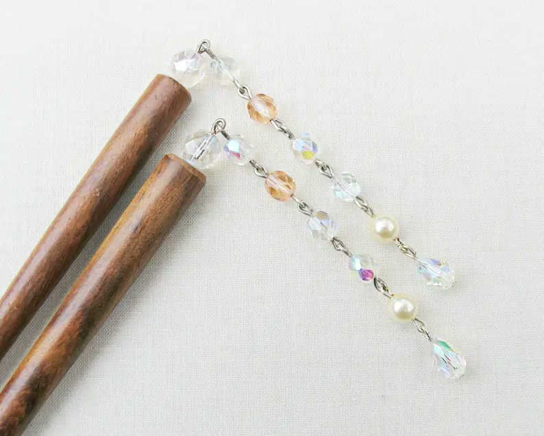 dspdavey's tweet image. Feel the spark. Shimmer all night with Chinese-inspired hair accessories this Lunar new year.
Shop the range: dspdavey.etsy.com/listing/234751…

#hairsticks #hairaccessories #swarovskicrystal #bridalhair #bridalaccessories
facebook.com/TwoCheekyMonke…