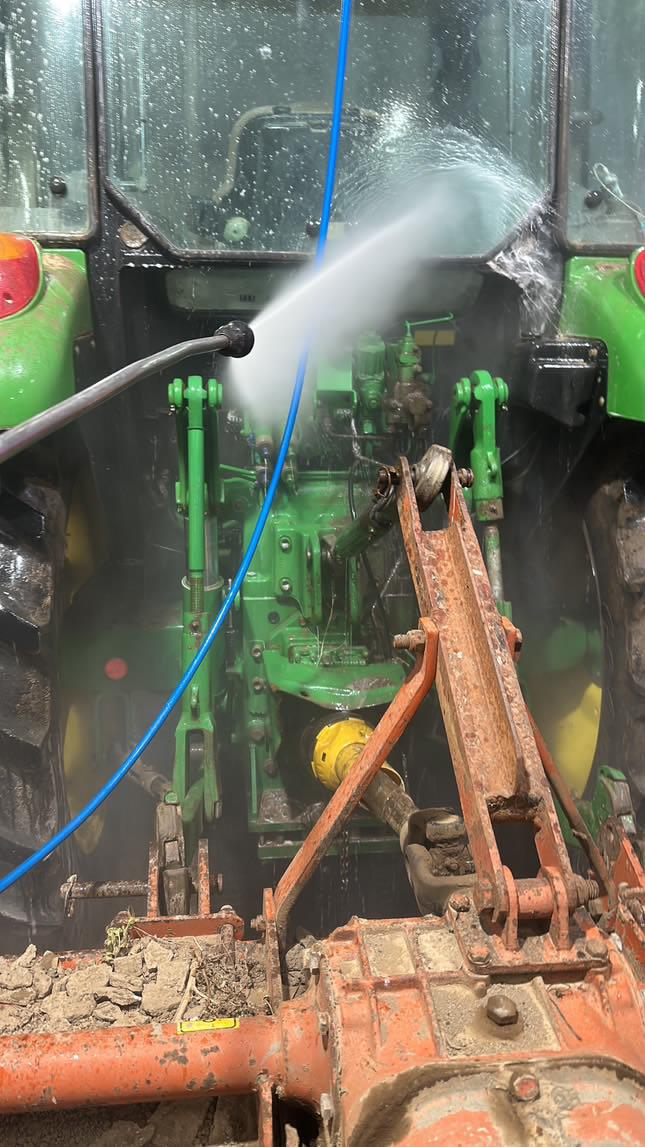 🚜🚜Tractors nets i polits per a l'arribada dels Reis!!! Així de llustrós ha quedat el del <a href="/josep_panyella/">josep pañella</a> que des de fa 47 anys participa en la cavalcada de #Gavà🥰