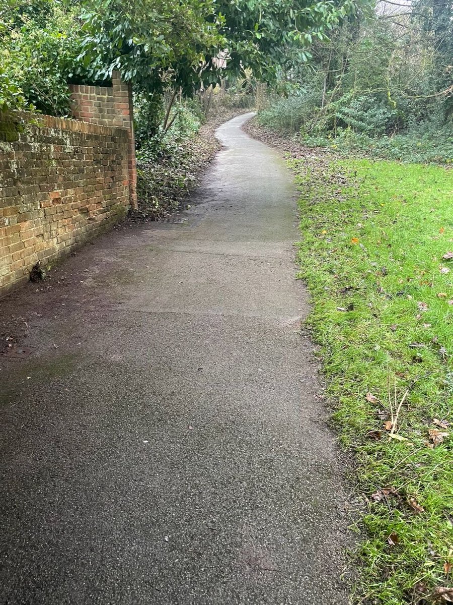 LimpsfieldPC's tweet photo. Clearance of Pebble Hill Footpath. Having cleared and re-widened this path (that runs between the village and #Limpsfield Infants School) a few years ago, we have again cleared the leaves, ivy and undergrowth and will be looking forward to seeing all the daffodils soon. https://t.co/eoon09ME0l