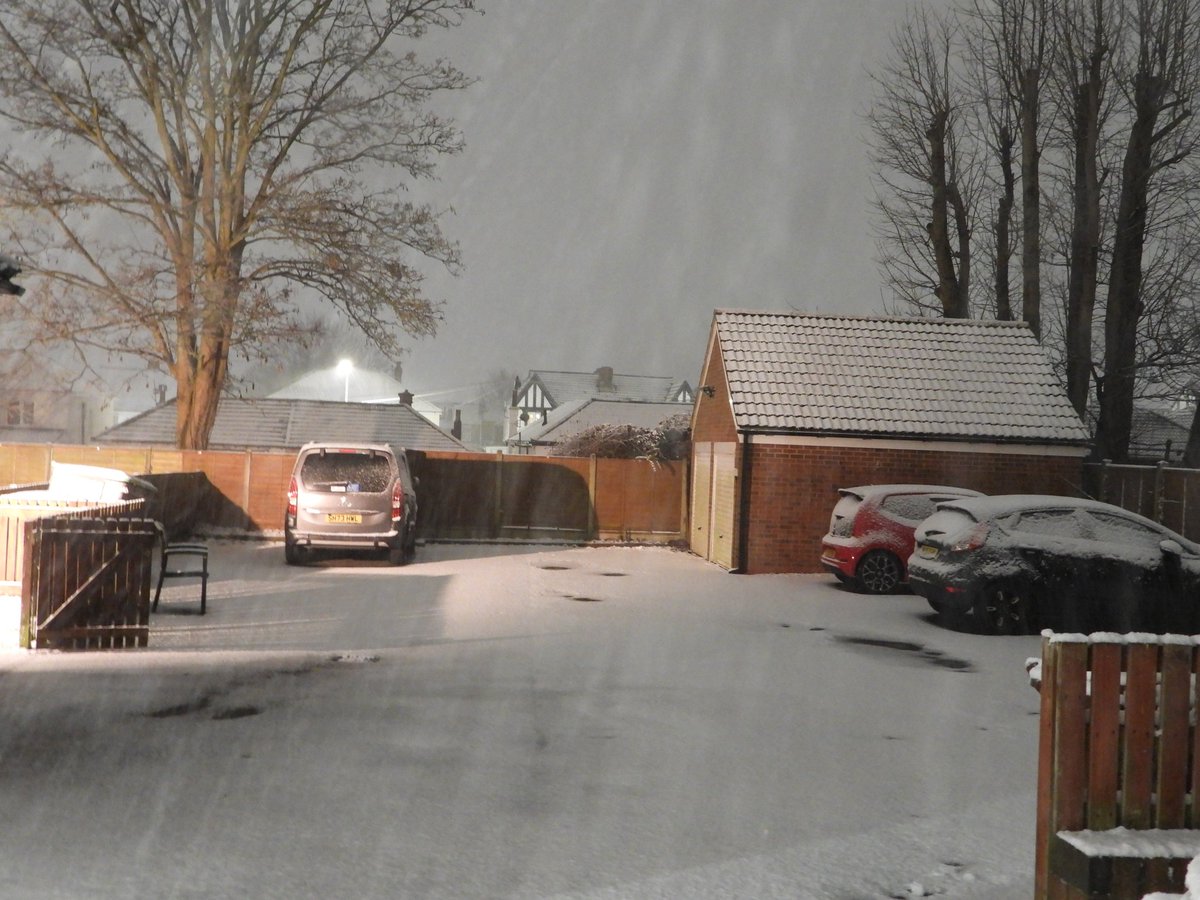 StormWatcherDan's tweet photo. Part 1 of the Overnight Snowfall ❄️ over Wolverhampton West Midlands UK on 05/01/25 @TheStormHour #uksnow #Snowfall #snow #Snowstorm https://t.co/FU81pQGBjM