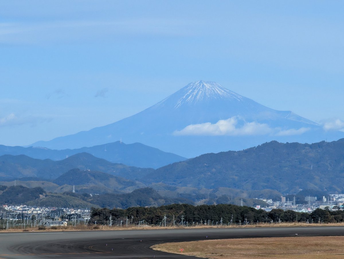 zhongcunshenwu's tweet photo. 今年初走りで富士山静岡空港へ
天気もよく富士山がよく見えた!雪が少ないな・・・
#HarleyDavidson
#ハーレーダビッドソン
#ハーレーのある生活
#softail
#TC96
#TC96B
#ファットボーイロー
#FLSTF
#FLSTFB
#ビーチバー
#サンダーヘッダー
#マットブラック
#てるぼう https://t.co/Vg1xH3dSmj