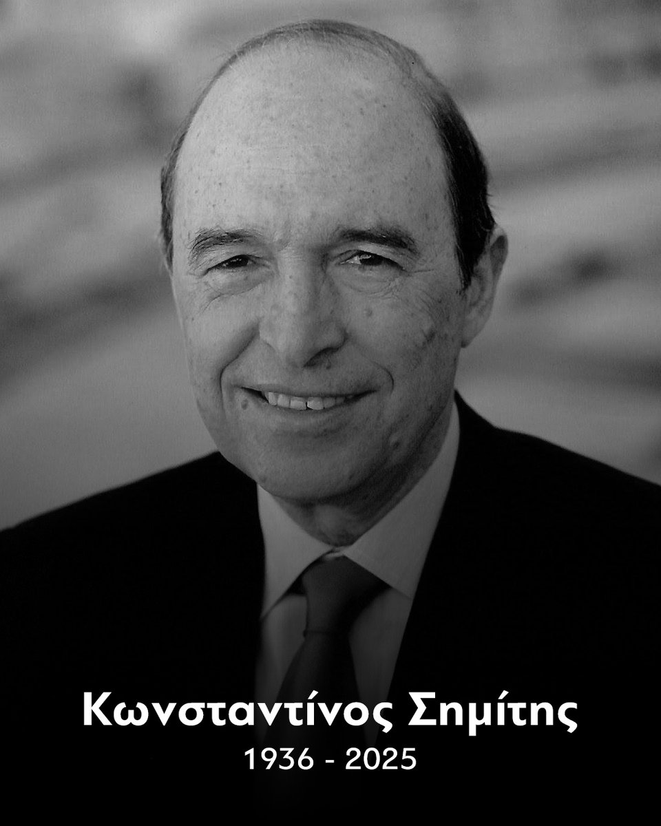 androulakisnick's tweet photo. Ο Κώστας Σημίτης ήταν από τις σημαντικότερες προσωπικότητες της Μεταπολίτευσης αφήνοντας σπουδαία πολιτική παρακαταθήκη και κάνοντας πράξη την ισχυρή Ελλάδα στην Ευρώπη.

Ο πρώην Πρόεδρος του ΠΑΣΟΚ ήταν βαθιά οραματιστής και ευρωπαϊστής. Συνέδεσε την πρωθυπουργία του με κορυφαίες εθνικές επιτυχίες: την ένταξη της χώρας στον σκληρό πυρήνα του ευρώ και την ένταξη της Κύπρου στην Ε.Ε. με άλυτο το Κυπριακό. Αλλά και με μακρόπνοα έργα υποδομών, που άλλαξαν ριζικά την εικόνα της πατρίδας μας, βελτίωσαν άρδην την καθημερινότητα των πολιτών και ενίσχυσαν την ανταγωνιστικότητα της οικονομίας. 

Ο Κώστας Σημίτης και το έργο των κυβερνήσεών του σφράγισαν μία από τις πιο δημιουργικές περιόδους της χώρας. Με σχέδιο, μεθοδικότητα και βαθιά προοδευτικό όραμα απέναντι σε κάθε είδους συντήρηση άνοιξε ως Πρωθυπουργός νέους ορίζοντες στην ελληνική κοινωνία σε μια περίοδο καταιγιστικών αλλαγών στην Ευρώπη και τον κόσμο.

Εργάστηκε για τη μεταρρύθμιση και τον εκσυγχρονισμό της ελληνικής οικονομίας, αλλά πρώτα και καίρια για να γίνει πράξη η κοινωνική σύγκλιση με την ευρωπαϊκή πραγματικότητα. Τον χαρακτήριζε ο μετριοπαθής, ρεαλιστικός πολιτικός λόγος και η ασυμβίβαστη, ρηξικέλευθη πολιτική δράση. Αγωνίστηκε κατά της χούντας με τους συντρόφους του στη Δημοκρατική Άμυνα και έπειτα στο ΠΑΚ.

Τον αποχαιρετούμε με βαθύ σεβασμό και ευγνωμοσύνη για τους πρωτοπόρους δρόμους, που άνοιξε για την πατρίδα μας και τον ελληνικό λαό.