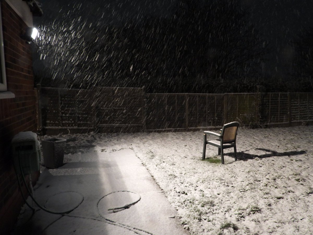 StormWatcherDan's tweet photo. Part 1 of the Overnight Snowfall ❄️ over Wolverhampton West Midlands UK on 05/01/25 @TheStormHour #uksnow #Snowfall #snow #Snowstorm https://t.co/FU81pQGBjM