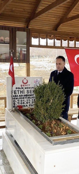 omerkarisit's tweet photo. İzmir Adliyesi'ne yönelik hain terör saldırısını canı pahasına engelleyerek şehit düşen kahraman polis memurumuz Fethi Sekin ve mübaşirimiz Musa Can’ı, şehadetlerinin 8’nci yıl dönümünde rahmetle ve saygıyla yâd ediyorum. Mekanları cennet olsun. 🤲🇹🇷 https://t.co/G6Yp2THENk