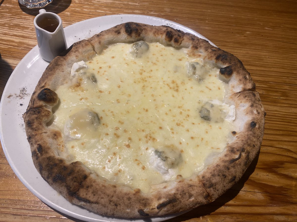 _somethinglike_'s tweet photo. 円覚寺の後にピザのランチを食べるまでが新年のセット
年末年始開いてるので重宝してます
メインにいくまでにお腹がいっぱいになりますがメインの豚肉が柔らかくて注文必須
ランチがおすすめだけど、カラスミバターとかいう気になるピザ発見しちゃったから夜も行きたーい

北鎌倉　タケルクインディチ https://t.co/0e6wfDiNmW