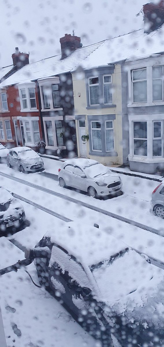 Gazz1975's tweet photo. Oh hello snow ❄️❄️❄️ #Liverpool https://t.co/G8T8rPvpC7