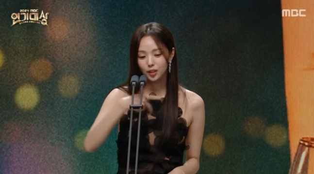 KDramaHandle's tweet photo. #ChaeSooBin thanked everyone in sign language during her acceptance speech after winning the "Female Excellence Award" for #WhenThePhoneRings at the #2024MBCDramaAwards.

"I was happy to meet you all through the role of Heejoo in the drama. Thank you for loving me." https://t.co/opwRKmLuFu