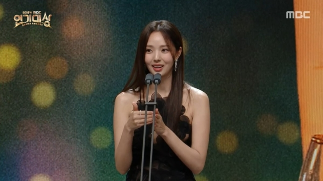 KDramaHandle's tweet photo. #ChaeSooBin thanked everyone in sign language during her acceptance speech after winning the "Female Excellence Award" for #WhenThePhoneRings at the #2024MBCDramaAwards.

"I was happy to meet you all through the role of Heejoo in the drama. Thank you for loving me." https://t.co/opwRKmLuFu