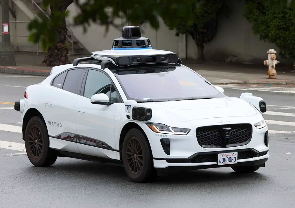 KahramanUgurlu's tweet photo. 🚖 2024'te, ABD robotaksi pazarında büyük adımlar atıldı!
🚗 Waymo 5 Milyondan fazla sürücüsüz yolculukla liderliğini sürdürürken, Tesla ve Amazon'un yeni robotaksi projeleri yarışı kızdırıyor! #Robotaksi #Waymo
🖋️ Detaylar #TechGundem bültende...👇
🖇️ https://t.co/qfHyAyKHq7 https://t.co/8OyDU2avzg