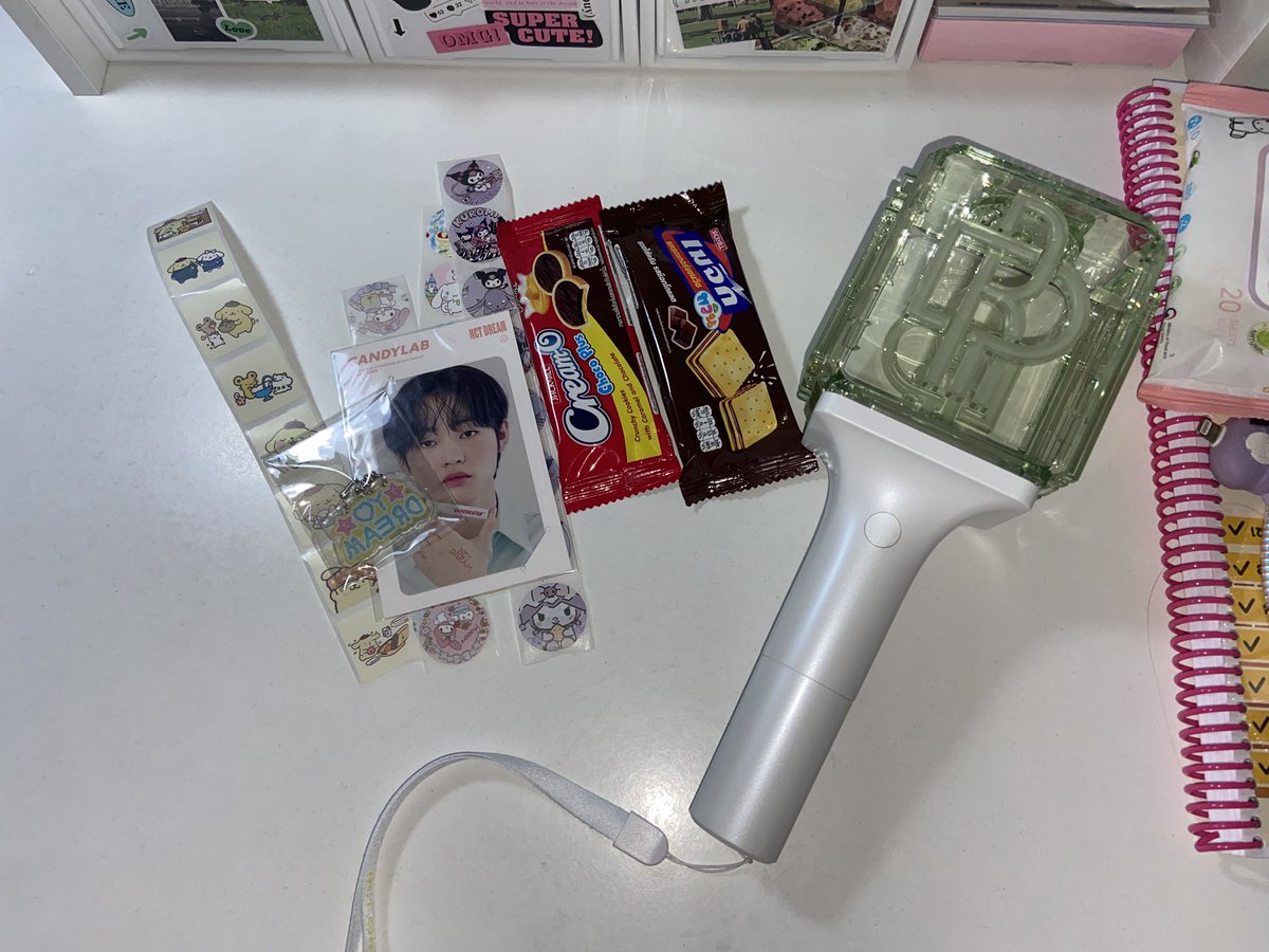 miserythetic's tweet photo. คือดือมากกก💯💯💯แม่ค้าแพ็คของดีมาก แน่นนหนาา ตัวแท่งไฟไม่เป็นอะไรเลยย😽 ของแถมน่ารักมากๆๆเลยค้าบ ได้การ์ดน้องเล่อมาด้วย พวงกุญแจขนมอีก แม่ค้าพูดจาดีน่ารักมากค่ะ😻😻💕💕  #impprw https://t.co/ukYCfON1EE